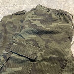 American Eagle Camo Cargo Pants (Mens)